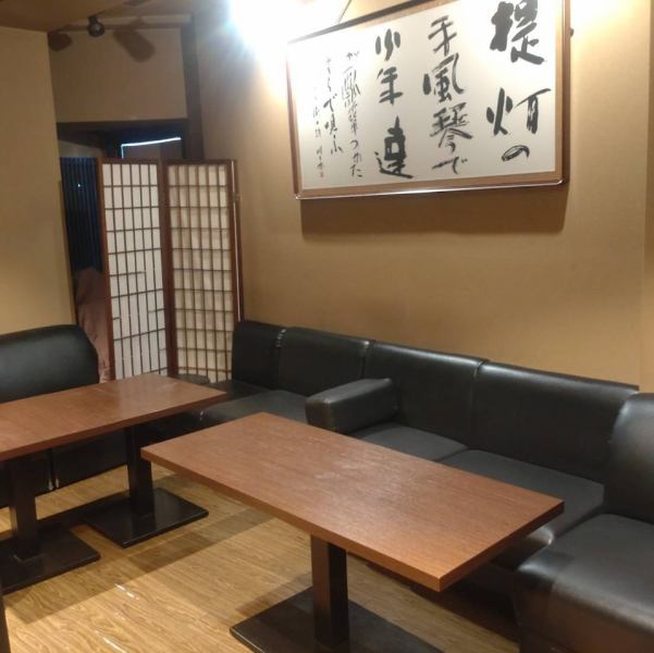 ≪大切な人と静かに語らう空間≫落ち着いた高級感のある店内には、デートに最適な2名様テーブル席を2卓ご用意。お一人様での贅沢なランチや、少人数での会話を楽しむのに最適です。また、モニター付き個室もございますので、ご希望の際はご相談ください。シックな内装が、食事の時間をより豊かに演出します♪