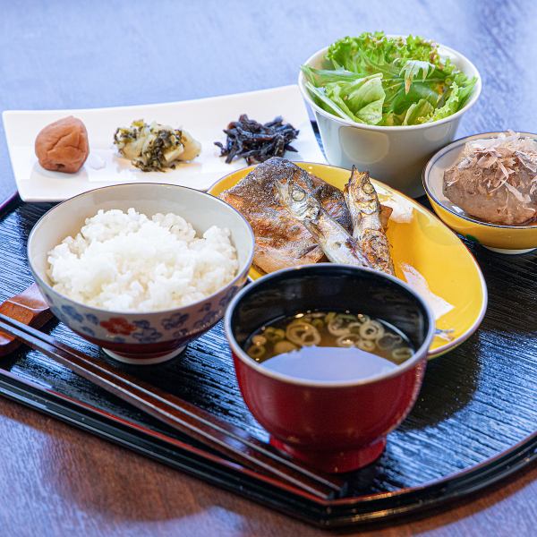 ≪当店の人気メニュー≫焼きたての魚は絶品！副菜も充実の「焼き魚定食」