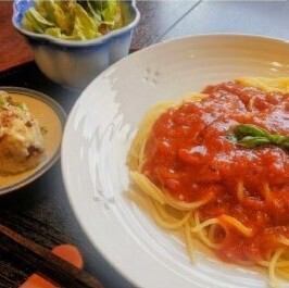 トマトソースパスタ