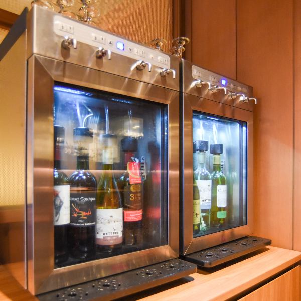 明るすぎず暗すぎない照明が心地よい店内は、清潔感がありながら温かみのある空間。居心地の良さを大切にした店づくりで、ゆったりとした時間が流れます。