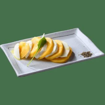 柿とモッツァレラチーズのカプレーゼ