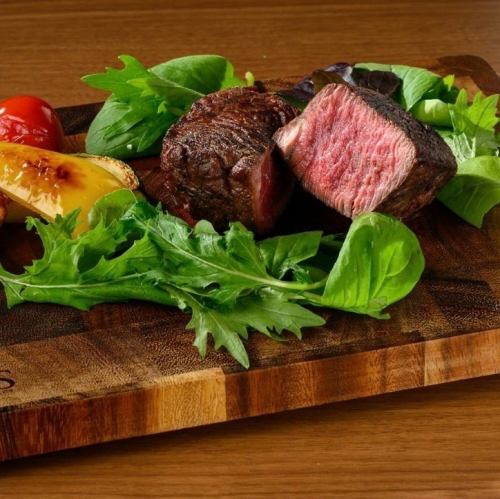 厳選された【北海道産牛ヒレ肉の炭火焼き】柔らかさと香ばしさが◎