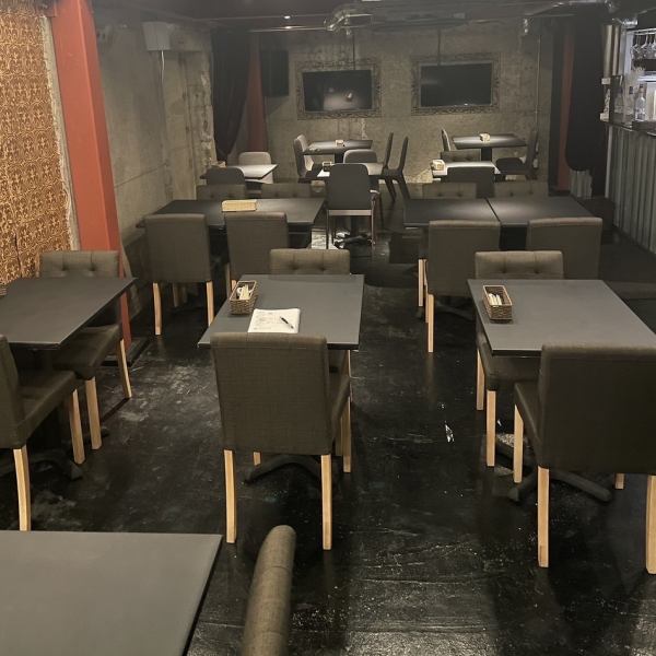 【◆宴会利用にも最適！最大100名様以上収容可能なレストラン◆】広々とした店内は、地下2階、3階と別れており、着席では地下2階は25名様、地下3階最大40名様までご利用可能です。またスタンディングでのイベントの際は地下2階3階合わせて100名様以上出入りが可能です！西麻布・六本木での宴会は当店にお任せを♪