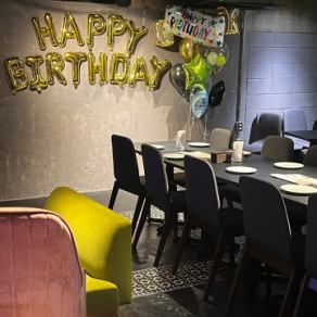 普段のご会食だけでなく、大切な方の記念日や誕生日、カジュアルなご接待などにもぴったりの半個室もございます。