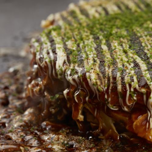 Okonomiyaki that is crispy on the outside and soft on the inside