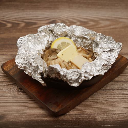 Mushrooms baked in foil with butter
