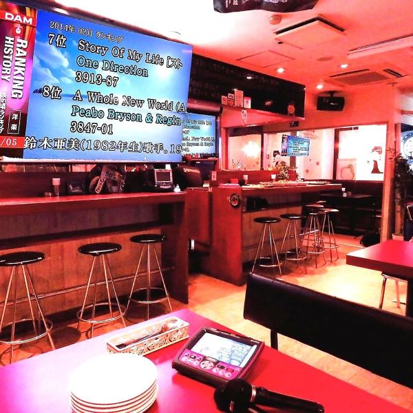 フロアには50インチテレビの他に80インチの 大型スクリーン 、個室にもテレビが2台！プロジェクターを使ってDVD、スマホ内のお好きな写真や動画、ご自分のPCやお店のPCから映像を流すことができます☆カラオケ有。カラオケ店よりも設備が良く開放感があって歌いやすいと好評です！switchやファミコンなどゲームもできます！