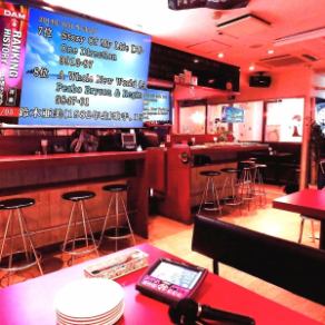 50インチテレビの他に80インチの大型スクリーン♪個室には40インチと20インチのテレビがあります！AppleTV導入済。ＤＶＤ、ＰＣから、スマホから、お好きな写真・動画を流すことができます☆カラオケは４人まで同時に歌えます！最近ではswitchを繋いでスプラトゥーンやスマブラで盛り上がる団体様も増えてきました!
