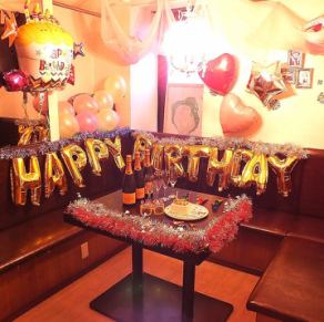 飾り付けたくさんありますのでこんな明るい雰囲気にもできちゃいます♪誕生日や記念日、結婚式や送別会、季節のイベント（クリスマス、ハロウィンなど）もお任せ下さい！