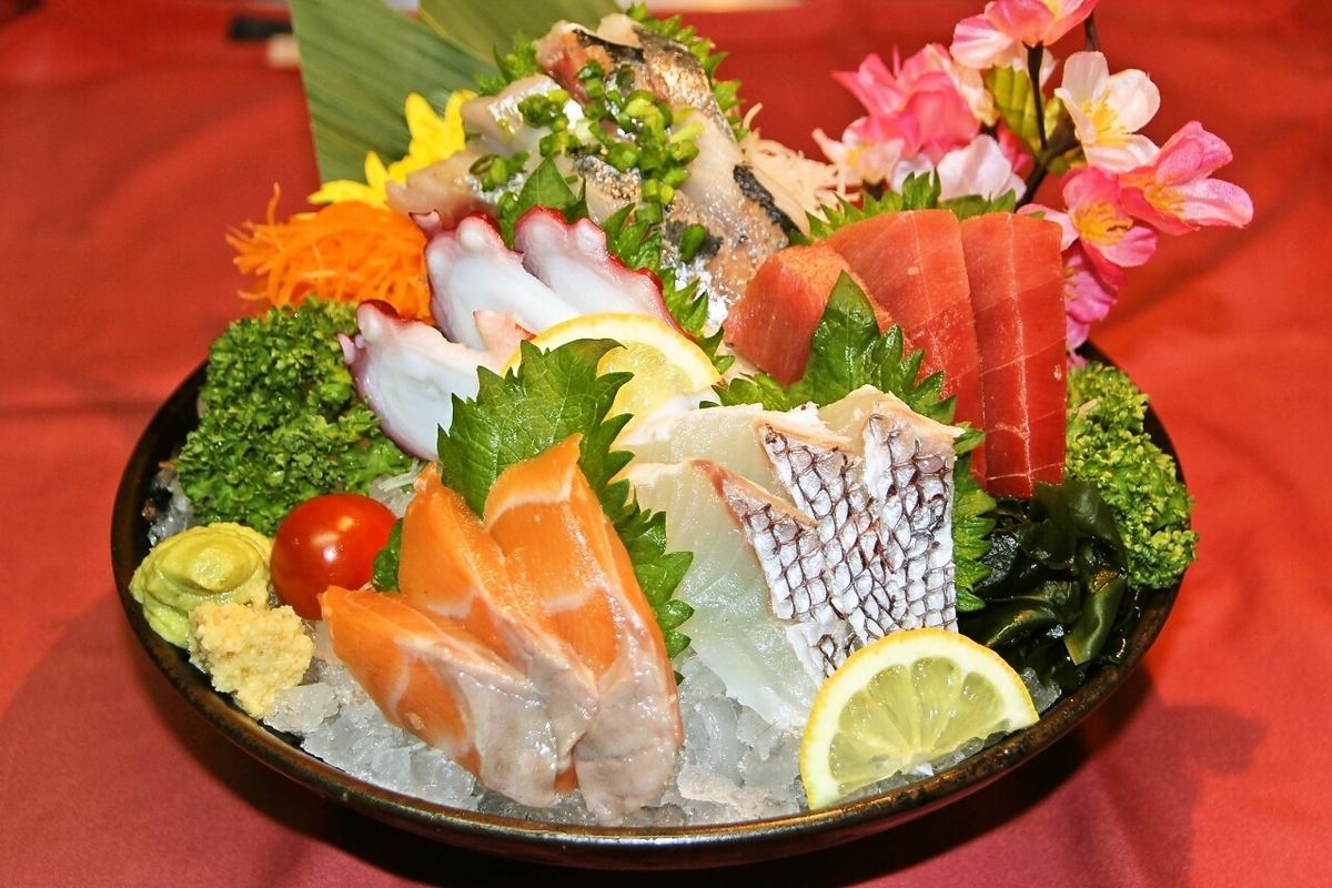 毎日多種多様な鮮魚を入荷してます!<写真は刺身五点盛り1408円>