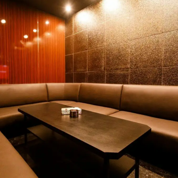 Please use it for various occasions such as dates, first and second parties, etc.♪ Stylish and very fashionable private dining & karaoke! We have various types of private rooms available, so please use them according to the number of people! This is a spacious VIP room with pure white sofas! We can accommodate up to 8 people!!