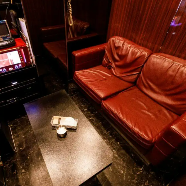 When it comes to karaoke in Ebisu, our place is the place to go! For private parties, welcome/farewell parties, birthdays, anniversaries, mixers, and after-parties, Ebisu CLUB is the place to be! Relax in a comfortable private room with a sofa.