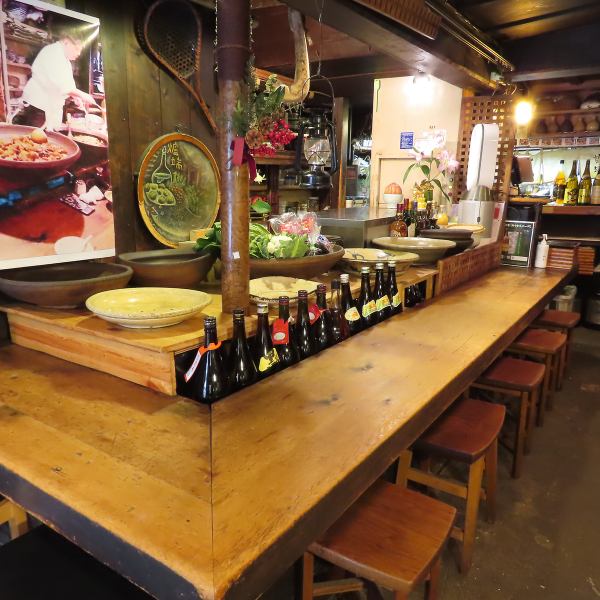 【心和む古民家の温もりを感じる空間】築80年の風情ある店内で、和の雰囲気を楽しみながらお食事を。掘りごたつ席やテーブル席を完備し、少人数から大人数まで幅広くご利用いただけます。歴史ある日本絵画が彩る壁に囲まれ、落ち着いたひと時を過ごせること間違いなし！映画や劇場の鑑賞前後にも、ぜひお立ち寄りください。