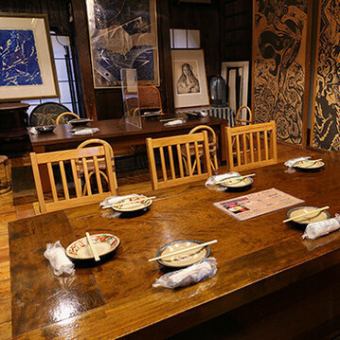 【2階/テーブル席：8名様】都会の喧騒を忘れさせる隠れ家、古民家居酒屋。アートに囲まれた空間で、心温まる料理と共に特別な時間をお過ごしください。少人数から大人数まで、幅広く対応いたします。2階フロアでは貸し切りも可能なので、会社宴会にもおすすめです！お気軽にご相談ください♪