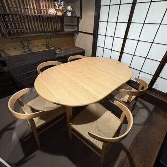 【3階/テーブル席：5名様】JR有楽町駅から徒歩4分！築80年の古民家で、和の美しさを堪能。オーナー自らが集めた、アートとインテリアに囲まれた空間で、特別な料理を楽しみながら、ゆったりとした時間をお過ごしください。皆さまのお越しをお待ちしております！女子会やデートにもおすすめ◎