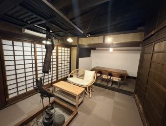 皆様で囲炉裏を囲みながらおくつろぎいただける炉端席もございます。温かな火と香ばしい香りとともに、特別な時間をお過ごしください。昔懐かしい雰囲気で、都会の真ん中にいながら、まるでタイプスリップしたかのような気持ちを味わっていただけます。ご予約をお待ちしております。