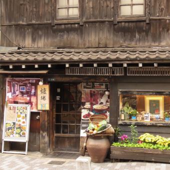 1フロア２０名様ほどで貸切が可能です。1階～3階を貸切ることもできるので、団体様や大人数のご宴会などにピッタリです。おまかせコースをご予約いただいた場合は、基本的に3階をご利用いただいております。お客様のご要望にお応えするよう努めておりますので、お気軽にご相談ください♪