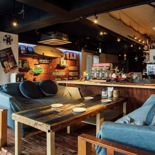 ビーチサイドのウッドデッキ席。気分はリゾート気分♪