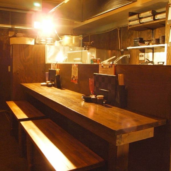 A counter where you can enjoy the scent of Bincho charcoal and a lively feeling! You can enjoy not only the exquisite yakitori but also conversations with regulars ♪ We welcome you to visit us alone!