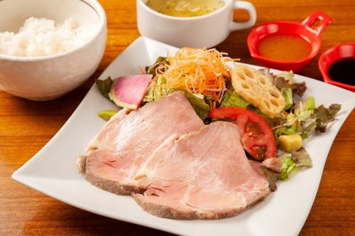 We recommend the roast pork lunch with plenty of vegetables♪