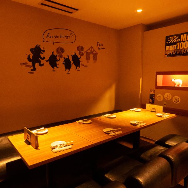 [Private room for medium banquets] A popular private room that can accommodate around 7 to 8 people!The spacious sofa seats are perfect for various banquets and drinking parties!Table seats filled with the warmth of wood♪ Of course, it can also be used for girls' parties and group parties. The perfect seat ☆ Shabu-shabu inton, a stylish hideaway near the west exit of Shinjuku