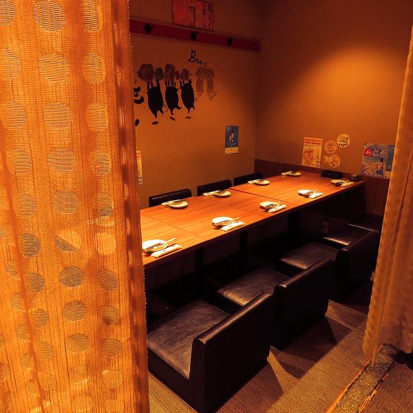 [Boo!的稻草屋...] 店內最多可容納50人♪您可以在配有日式榻榻米座位的包房裡放鬆身心...還有種類豐富的涮鍋套餐，非常適合舉辦各種宴會。・・☆如果您想在新宿西口與多人一起享受各種宴會和酒會♪~Shinjuku Hideaway Shabu Shabu inton~