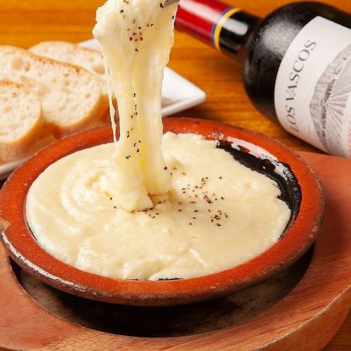 <<Aligot-style cheese potato salad>> Enjoy the stretchy cheese on a baguette♪