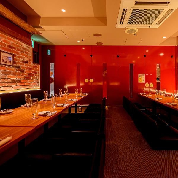 [Private room for medium-sized parties] A popular private room that can accommodate 7 to 8 people! The spacious sofa seats are perfect for various parties, drinking parties, and girls' nights! Enjoy Inton's pork dishes at a table seat filled with the warmth of wood.