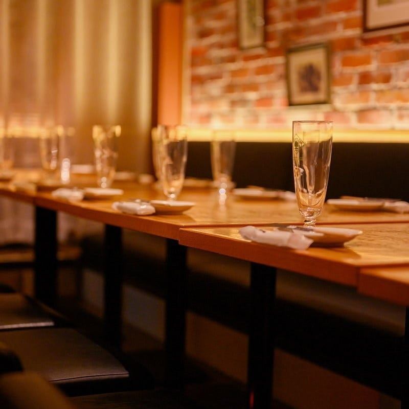 Enjoy a drinking party in a stylish, adult brick-style space. All-you-can-drink available!