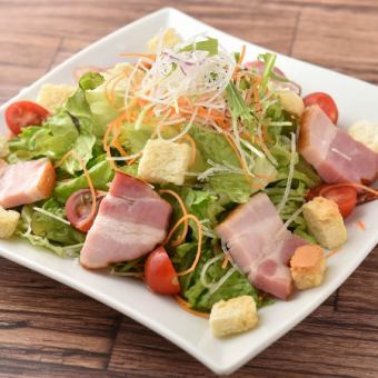 厚切りベーコンのシーザーサラダ