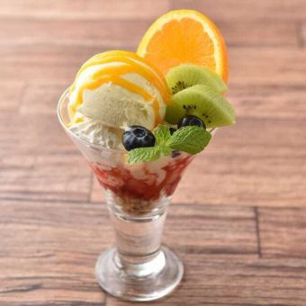 季節のフルーツパフェ