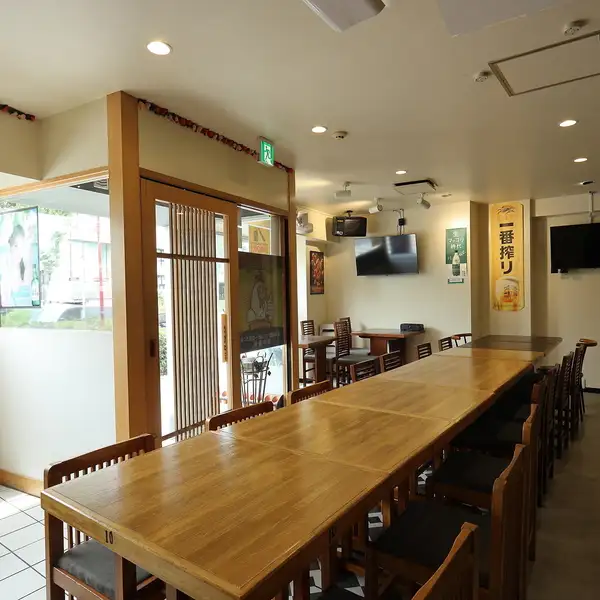 【レイアウト自由自在のテーブル席】店内にはテーブル席をご用意しており、人数に合わせてお席の結合が可能！少人数での飲み会から、最大32名様までの大規模なご宴会まで幅広く対応いたします。貸切のご予約も承っておりますので、周りを気にせずプライベートな宴会をお楽しみいただけます。