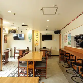 我们为独自用餐的客人提供吧台座位。这个座位区非常适合一边享用简餐或饮品，一边与工作人员聊天。