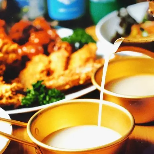 倒酒的方式不同，味道也会不同！我们特制的生米酒