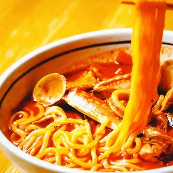 【大人気】魚介の旨味たっぷり！お好みの辛さで味わう海鮮ちゃんぽん