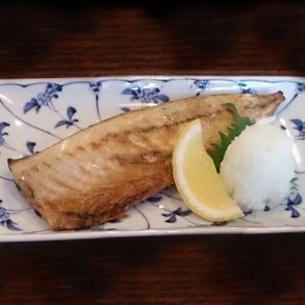 Grilled mackerel with salt