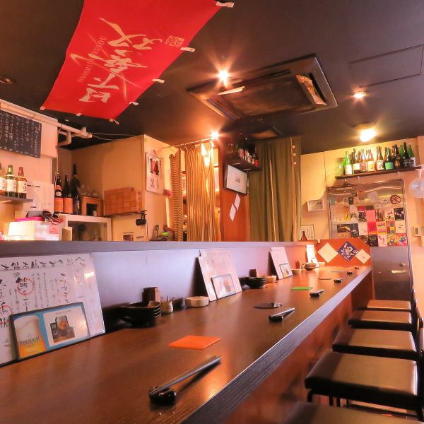 【カウンター×6席】カウンター席もご用意ありますので、しっとりと一人飲みやサシ飲み、デートにもご利用いただけます！！仕事終わりのチョイ飲みも大歓迎です☆慌ただしい日常の中、少しの間だけでも、当店で和み、ゆったりとお過ごしください♪