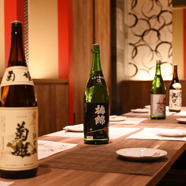 您可以在轻松的氛围中享受超值套餐和无限畅饮。价格范围广泛，从 3,500 日元到 6,000 日元不等。请与日本酒一起享用我们的特色菜肴。