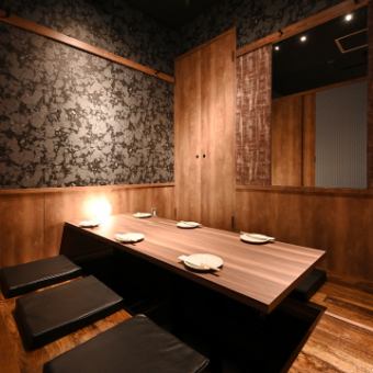 Private room for 2 to 4 people.All seats are available at digging seats, so you can easily access your feet.Enjoy authentic seafood in a relaxing space near the station and ideal for banquets.All-you-can-drink all-you-can-drink is also available.