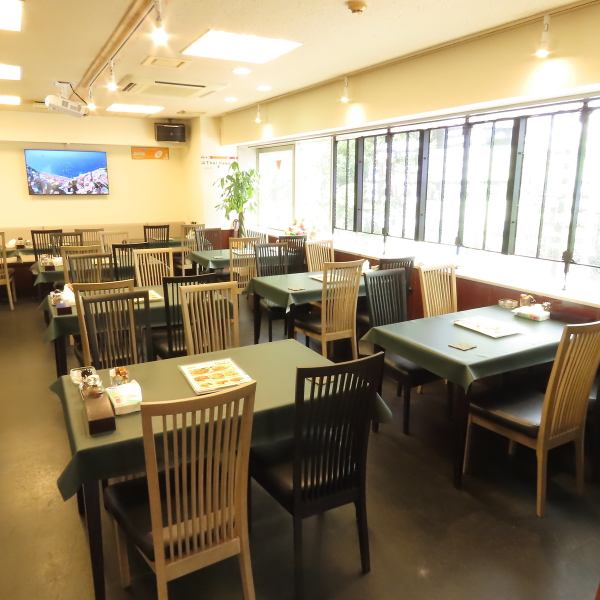 明るく清潔感のある白い壁とシンプルな内装が印象的な店内は、中華のイメージをくつがえす、落ち着いた空間に。テーブル席をゆったりと配置しており、少人数から大人数まで対応可能。ご家族や職場の食事会、グループでのお食事にも最適です。手頃な価格で本格中華を楽しみながら、快適なひとときをお過ごしください。