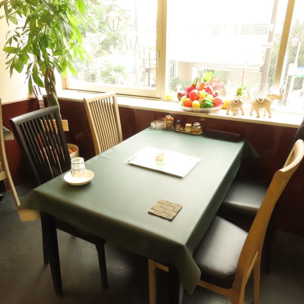 当店はテーブル席を中心に広々とした配置で、ゆっくりとお食事をお楽しみいただけます。ご家族での食事はもちろん、友人同士の集まりや職場のランチ・ディナーにも最適。テーブル同士を自由に組み合わせられるため、おひとりさまからグループ宴会まで柔軟に対応可能です。