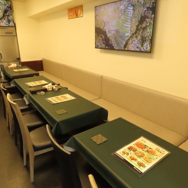 店内は一部ソファ席もご用意しています。ソファ席はゆったりとした座り心地が魅力。小さなお子様連れのご家族や、長時間ゆっくり過ごしたいお客様にもおすすめです。周囲を気にせずリラックスできるのも嬉しいポイント。お食事だけでなく、会話も楽しめる落ち着いた空間づくりを心がけています。