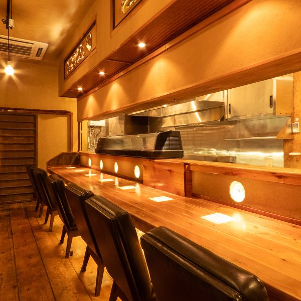 A counter with 10 seats where you can relax in a warm atmosphere.Recommended for a quick drink after work or for a date.Choose your dishes while looking at the menu on the blackboard, and watch the cooking process...Enjoy the real pleasure of sitting at the counter!