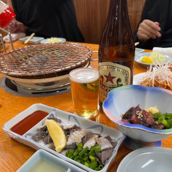 While grilling yakiniku on the charcoal grill, enjoy some meat appetizers as snacks and toast with a bottle of beer!