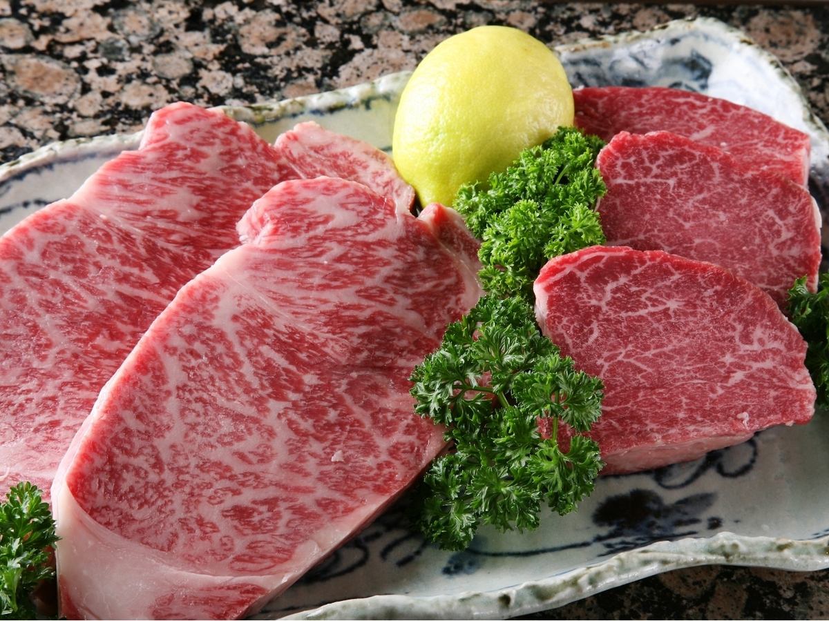 艶やかな肉色と熟成された神戸牛を熟練シェフが見事に焼き上げる