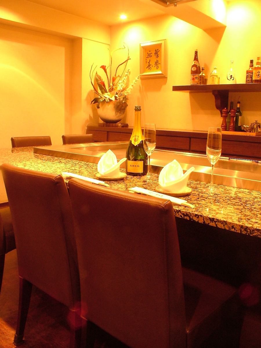 The counter seats allow you to get closer to your partner. Perfect for a date.