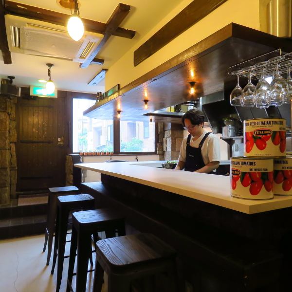 【奥沢にたたずむ隠れ家イタリアン♪】落ち着いた雰囲気で、本格イタリアンとナチュラルワインを楽しめます。デート・記念日・誕生日・女子会・家族での利用、さらには一人飲みまで、様々なシーンでご利用いただけます.！お祝いプレートもご用意しており、大切な方々との特別なひとときを演出いたします。