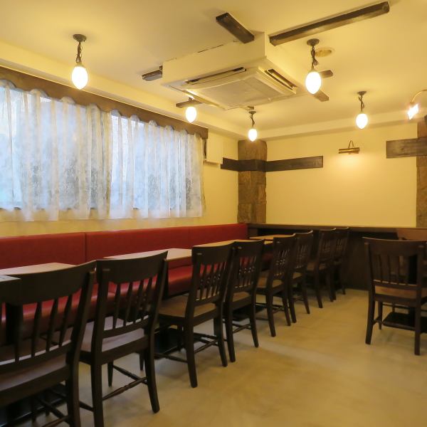 【着席時25名様・立食時40名様まで貸切可◎】お店の奥には宴会利用できるテーブル席を完備。立食形式の貸切では最大40名まで対応可能で、大人数でもゆったりとした時間を楽しめます。宴会・歓送迎会・打ち上げ・二次会など大人数にも対応可能です！お気軽にお電話またはリクエスト予約でご相談ください。