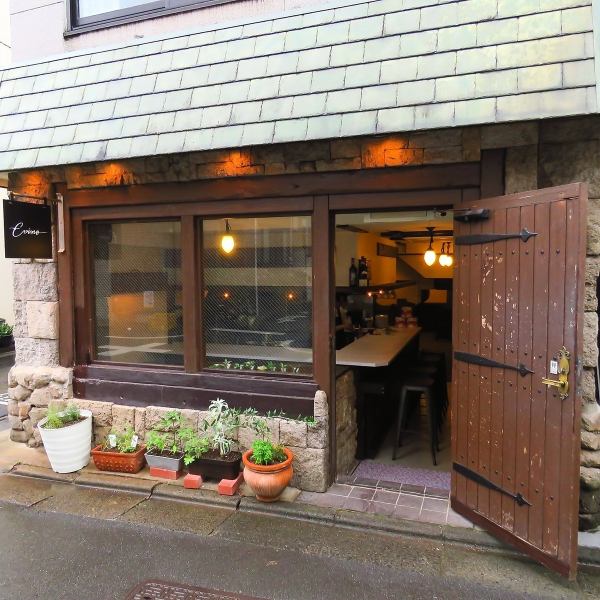 【大型犬を含むペット連れOK！ランチ営業中◎】当店はランチ・ディナーともにペットOKですので、散歩がてらお気軽にお立ち寄りください♪愛犬と一緒にリラックスできる居心地の良い空間をご提供しております。本格イタリアンとナチュラルワインを楽しみながら、愛犬との特別なひとときをお過ごしください◎