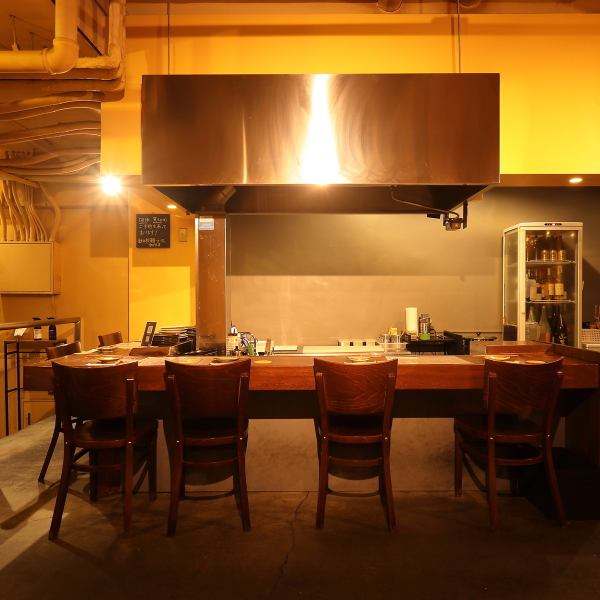 【カウンター席は一人でサクッと飲みたい時に最適です◎】絶品のおつまみ料理を多数取り揃えており、どれもお酒との相性抜群です。デートや夫婦の日常使いにもぴったりな落ち着いた雰囲気で、素敵なひとときを演出します。仕事帰りにふらっと立ち寄って、リラックスしたひとときを過ごすのもおすすめです♪